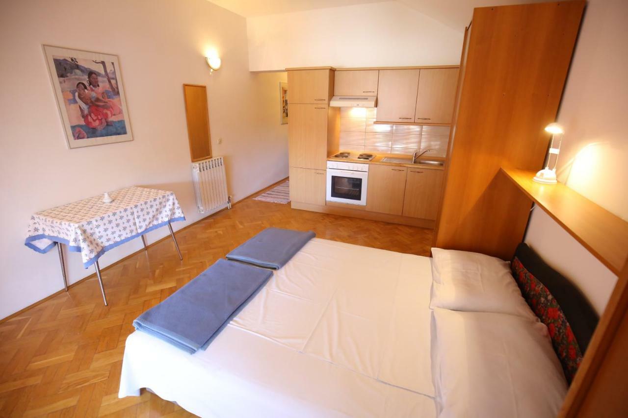 Apartments Paleka เพทรอซาเน ภายนอก รูปภาพ