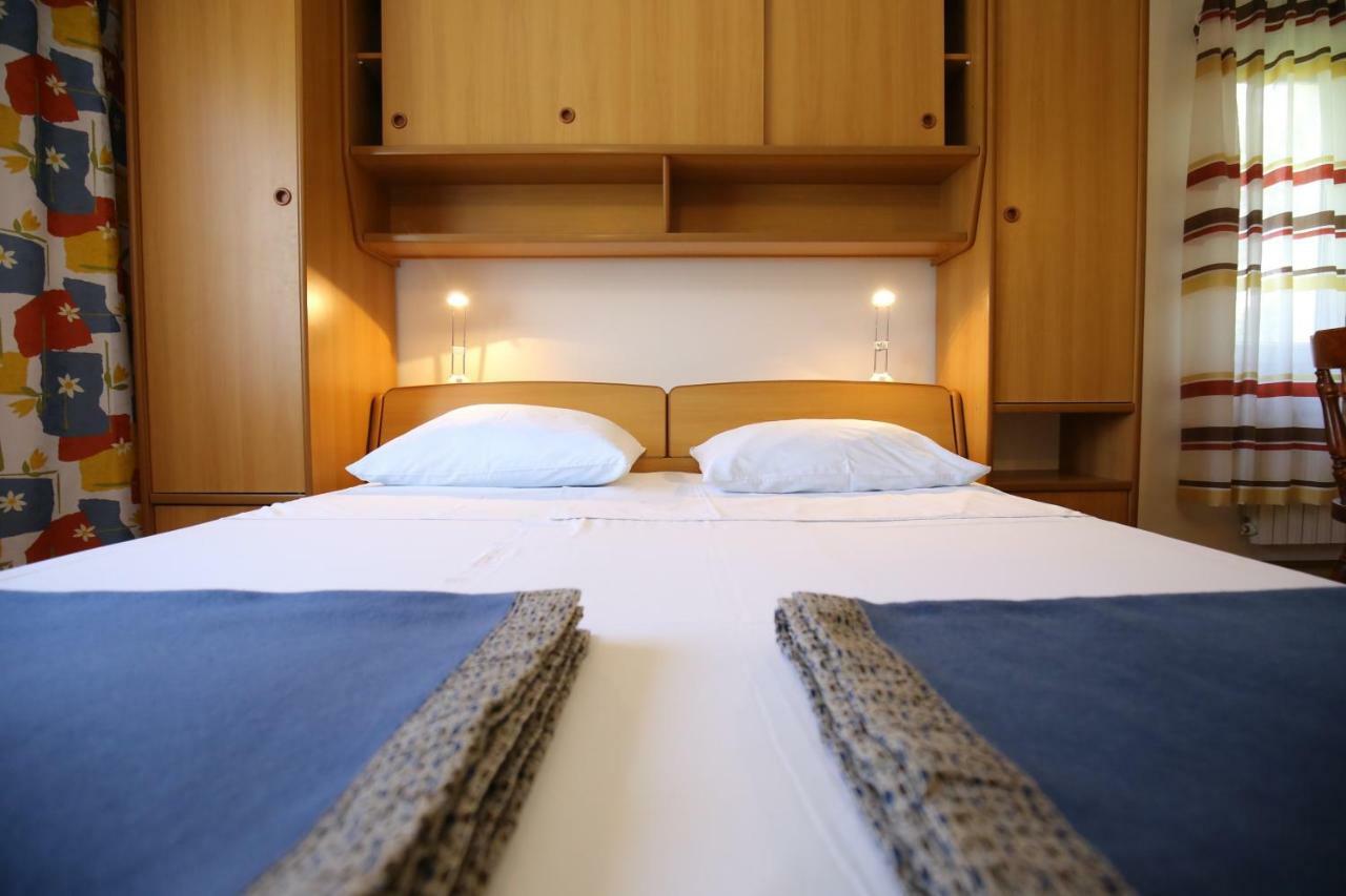 Apartments Paleka เพทรอซาเน ภายนอก รูปภาพ