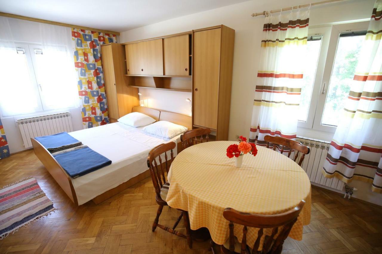 Apartments Paleka เพทรอซาเน ภายนอก รูปภาพ
