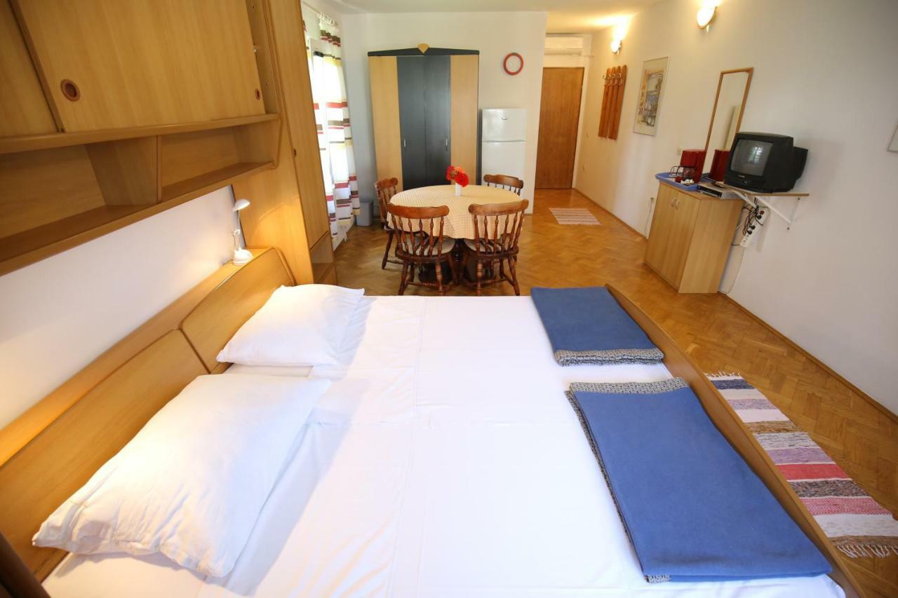 Apartments Paleka เพทรอซาเน ภายนอก รูปภาพ